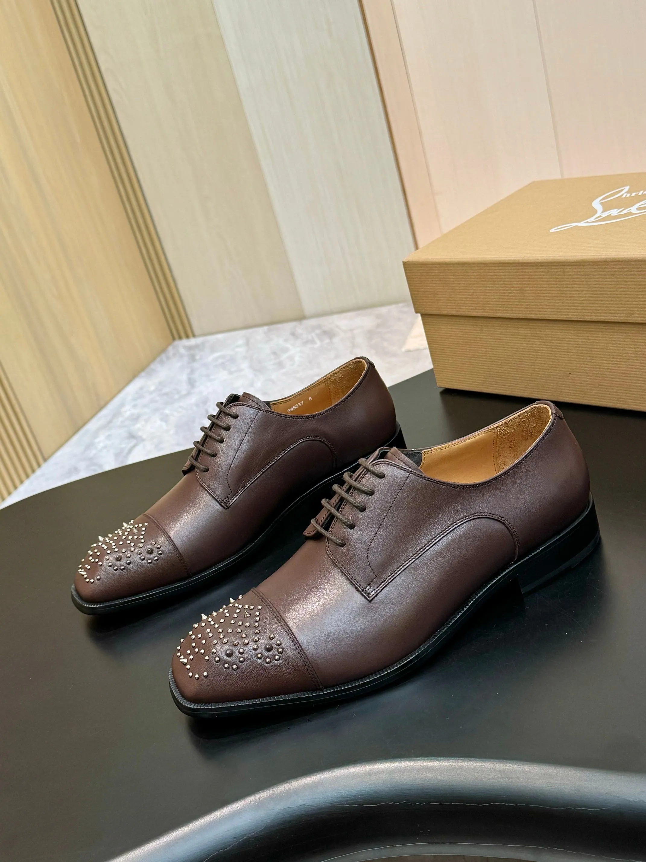[CL red sole shoes] Top P: 1020💰 Size 39-44 (⚠️38.45.46.47 custom-made, non-returnable and non-exchangeable) 🆑High-end men's business formal leather shoes, original authentic top quality goods ••✅💯 Top original order purchasing agent! Original imported patterned cowhide ➕Imported cowhide lining ➕Cowhide feet ➕Original leather outsole~🉑️Feel free to compare the authentic ones!